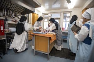 4 Sisters prepare a meal together 4 Sisters prepare a meal together