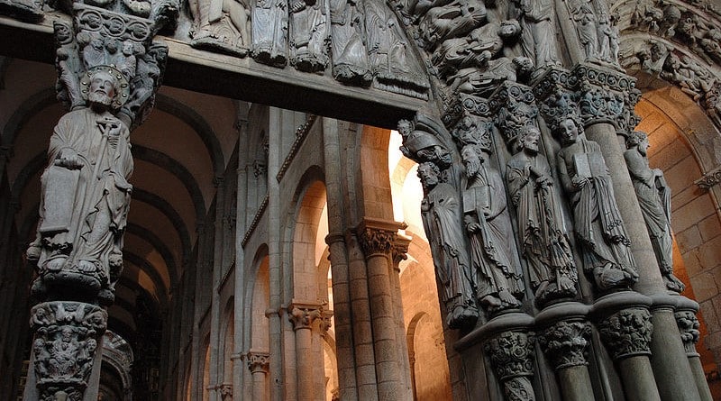 800px-Interior_Catedral_Santiago_de_Compostela-edited