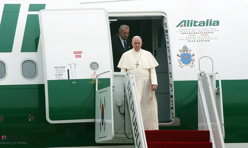 Korea_Pope_Francis_Arrive_Seoul_Airport_01
