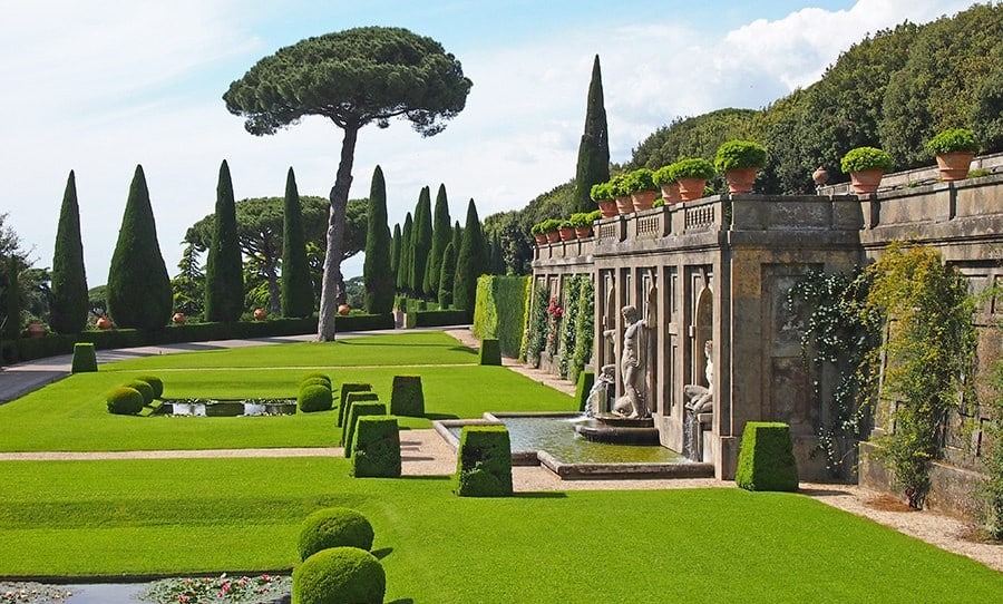 item0.rendition.slideshow.pope-francis-vatican-garden-01-giardini-del-belvedere-e1442805443604